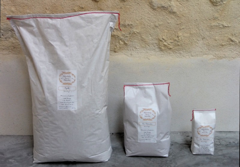 Nos sacs de farine en 24, 5 et 1 kg - produit à partir du blé de l'exploitation
